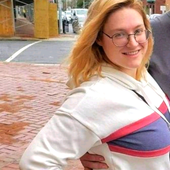 Meet your Posher, Sarah - Picture 1 of 1